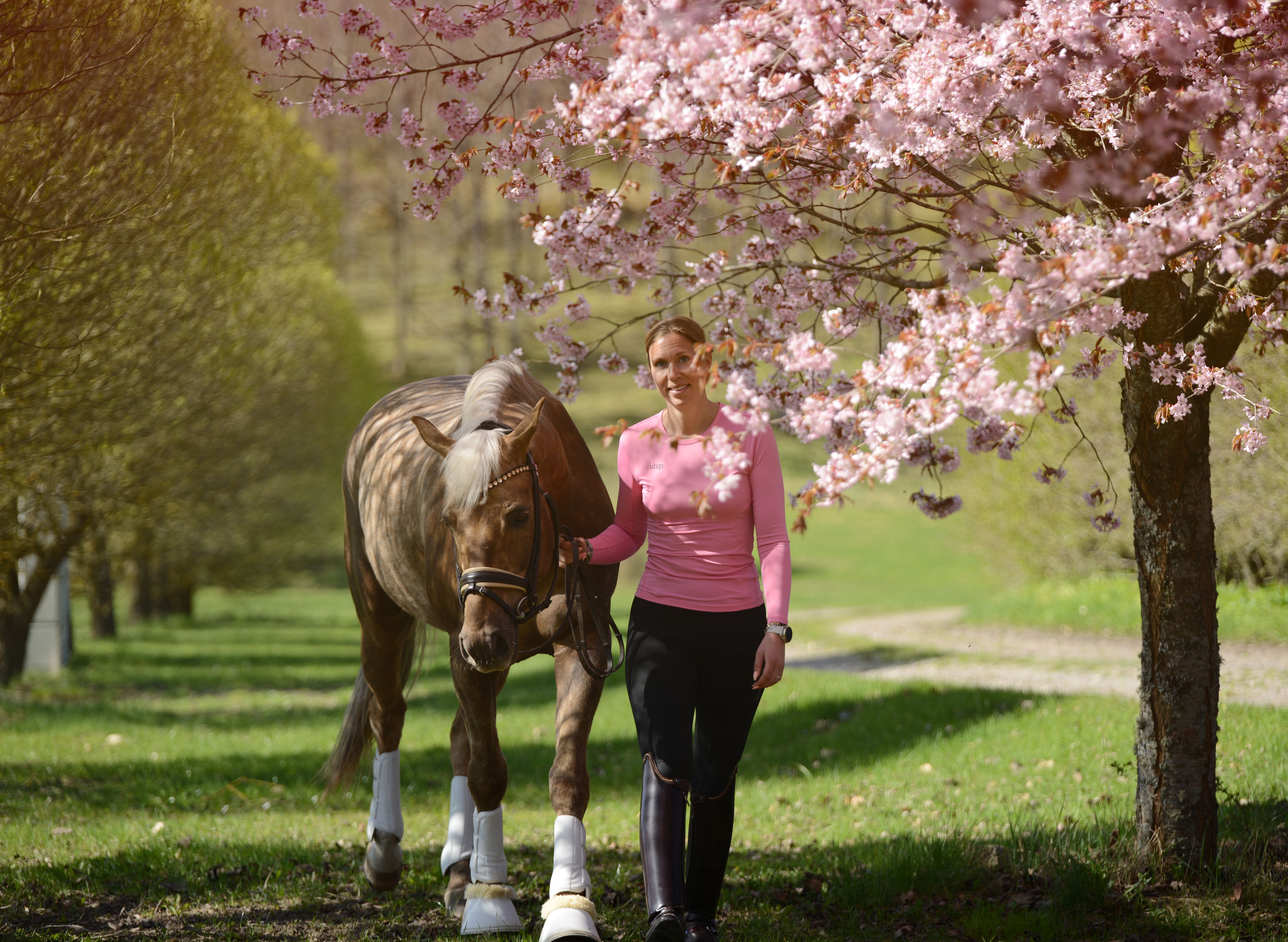 Nina Hofmann Küppers och Diwan MD under körsbärsträden på Wisbohammar