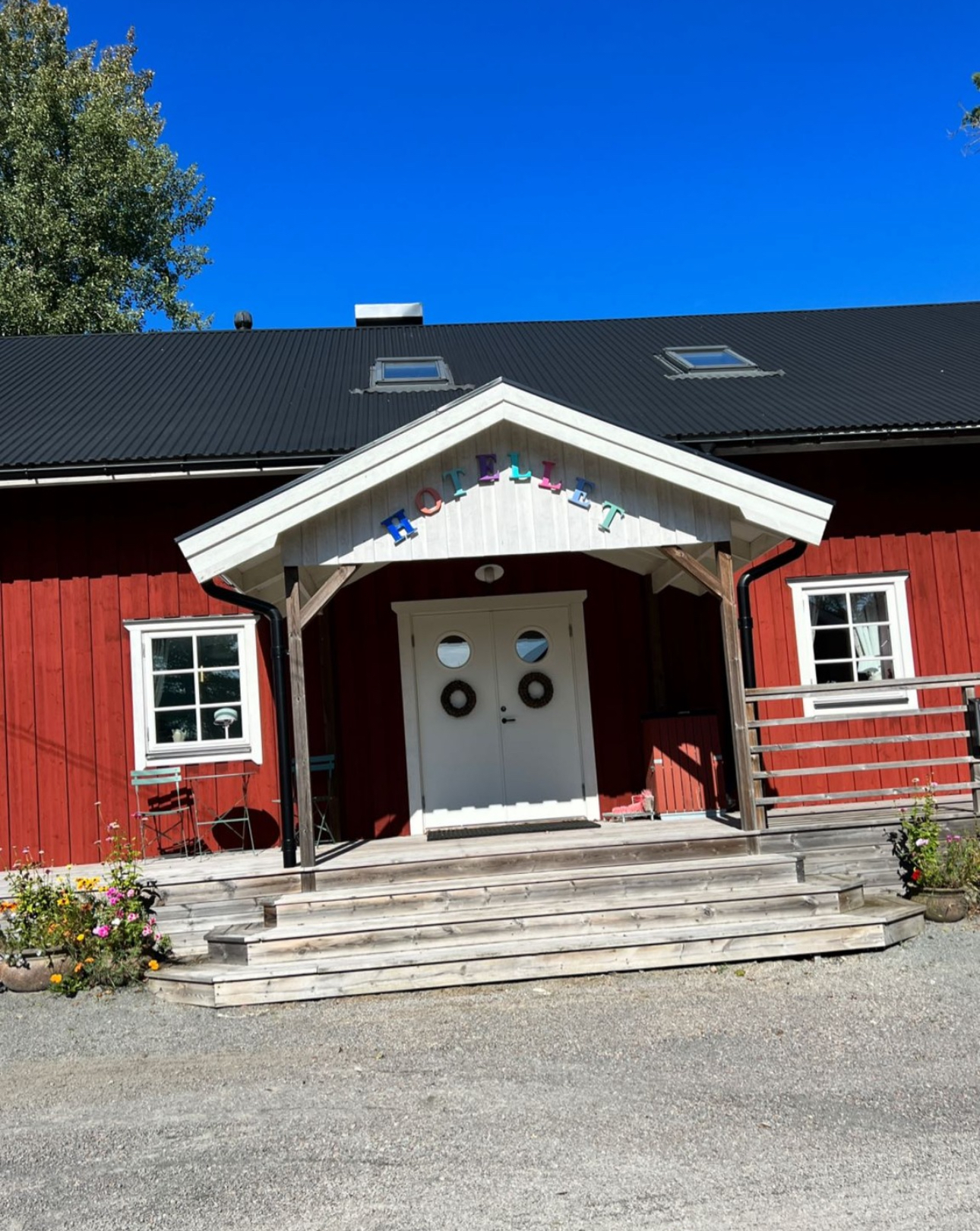 För våra övernattande gäster finns hotellet med mysiga rum i härliga pastellfärger